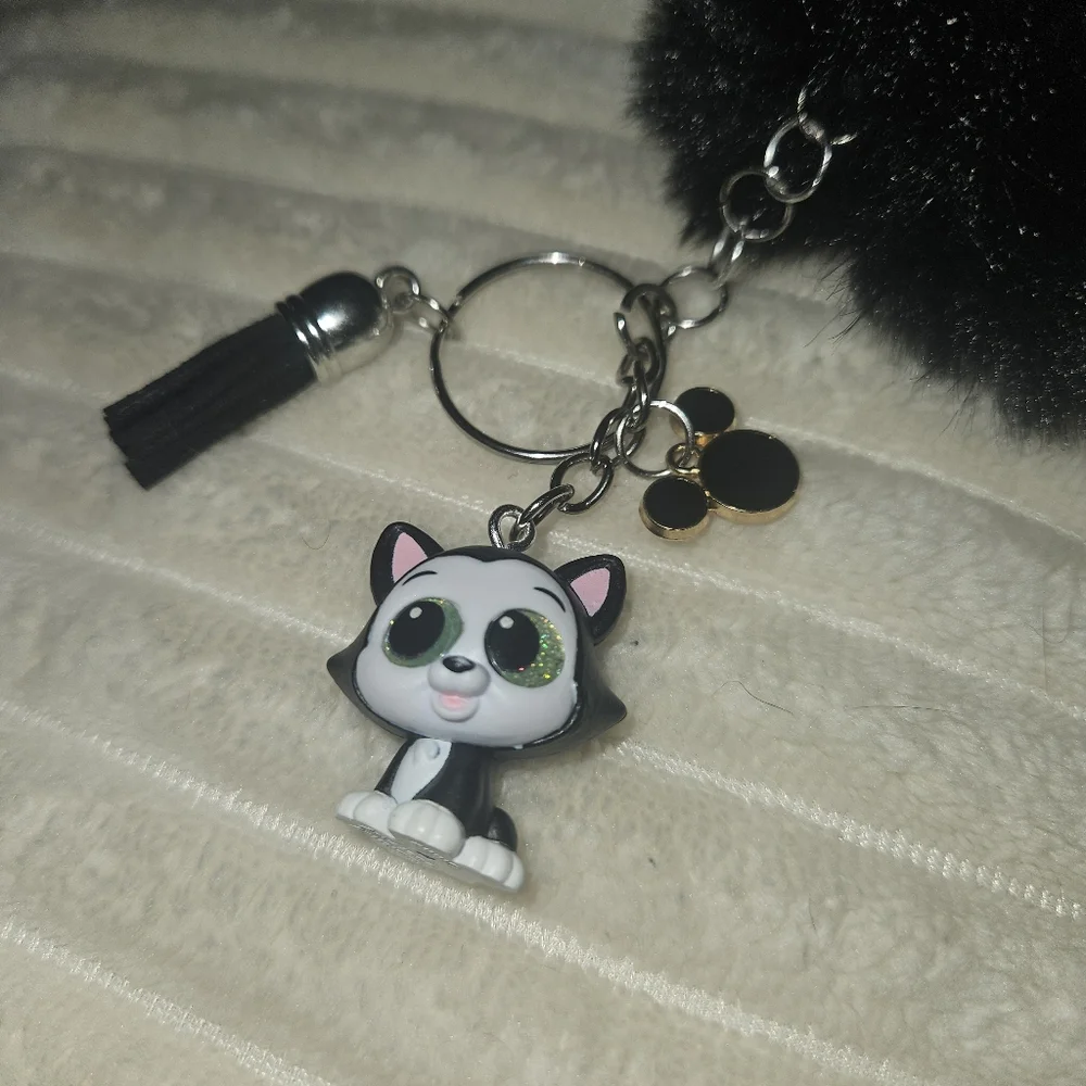 - Handcrafted‎ Disney Doorable Figaro keychain